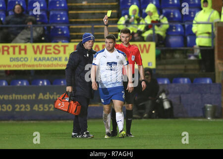 Adam Buxton de Tranmere Rovers reçoit un carton jaune de l'arbitre d'Ollie Yates. L'EFL Skybet ligue de football match Tranmere Rovers, deux v Cambridge Utd à Prenton Park, Birkenhead, Wirral le samedi 8 décembre 2018. Cette image ne peut être utilisé qu'à des fins rédactionnelles. Usage éditorial uniquement, licence requise pour un usage commercial. Aucune utilisation de pari, de jeux ou d'un seul club/ligue/dvd publications. Photos par Chris Stading/Andrew Orchard la photographie de sport/Alamy live news Banque D'Images