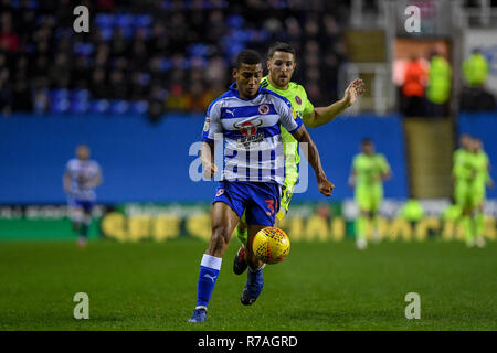 Madejski Stadium, Londres, Royaume-Uni. 8 décembre 2018. Sky Bet Championship, lecture v Sheffield United ; Andy Rinomhota (35) de la lecture s'exécute avec la balle Crédit : Phil Westlake/Nouvelles Images, la Ligue de Football anglaise images sont soumis à licence DataCo Crédit : News Images /Alamy Live News Banque D'Images