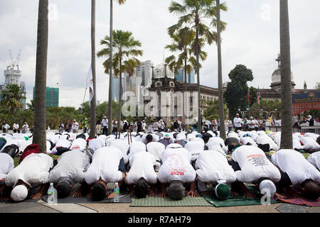 Vu les manifestants prière de l'après-midi à la Mosquée Nationale avant de marcher à l'Dataran Merdeka. Des milliers de partisans de l'Organisation nationale malaise (UMNO) Organisations, Parti islamique malaisien (PAS) et de l'homme malais des groupes se sont réunis à Dataran Merdeka à Kuala Lumpur pour célébrer la décision du gouvernement de rejeter la ratification de la Convention internationale des Nations Unies sur l'élimination de toutes les formes de discrimination raciale (CIEDR). Banque D'Images