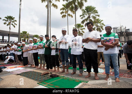 Vu les manifestants prière de l'après-midi à la Mosquée Nationale avant de marcher à l'Dataran Merdeka. Des milliers de partisans de l'Organisation nationale malaise (UMNO) Organisations, Parti islamique malaisien (PAS) et de l'homme malais des groupes se sont réunis à Dataran Merdeka à Kuala Lumpur pour célébrer la décision du gouvernement de rejeter la ratification de la Convention internationale des Nations Unies sur l'élimination de toutes les formes de discrimination raciale (CIEDR). Banque D'Images