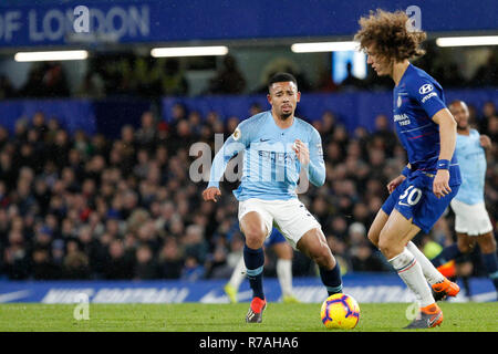 Gabriel Jésus de Manchester City met fin à son coéquipier international David Luiz de Chelsea au cours de la Premier League match entre Chelsea et Manchester City à Stamford Bridge, Londres, Angleterre le 8 décembre 2018. Photo par Carlton Myrie. Usage éditorial uniquement, licence requise pour un usage commercial. Aucune utilisation de pari, de jeux ou d'un seul club/ligue/dvd publications. Banque D'Images