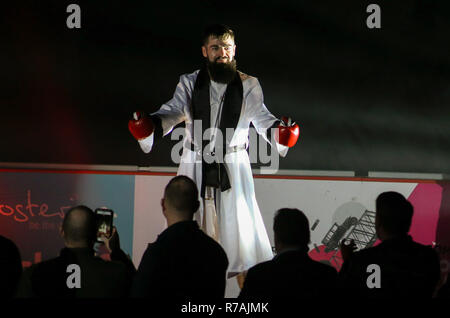 Yorkhire du Sud, Royaume-Uni. 8e Dec 2018. 8 décembre 2018. Jono de Carroll (Dublin)(short blanc) v Guillaume de Frenois (France) (Short gris) lors de la finale pour le Super-Featherweight IBF éliminateur de championnat. Credit : Touchlinepics/Alamy Live News Banque D'Images