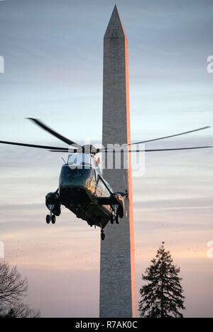 Un marin, avec le Président des Etats-Unis, Donald J. Trump à bord, retourne à la Maison Blanche à Washington, DC après un voyage à Kansas City (Missouri) où le président a prononcé un discours au Projet 2018 Conférence nationale sur la sécurité des quartiers vendredi 7 décembre 2018. Credit : Ron Sachs/CNP (restriction : NO New York ou le New Jersey Journaux ou journaux dans un rayon de 75 km de la ville de New York) dans le monde entier d'utilisation | Banque D'Images