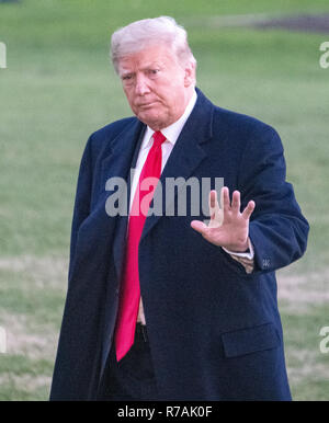 Washington, États-Unis d'Amérique. 07Th Nov, 2018. Le Président des Etats-Unis, Donald J. Trump courbes à la presse qu'il sera de retour à la Maison Blanche à Washington, DC après un voyage à New York City où il a prononcé un discours au Projet 2018 Conférence nationale sur la sécurité des quartiers vendredi 7 décembre 2018. Credit : Ron Sachs/CNP (restriction : NO New York ou le New Jersey Journaux ou journaux dans un rayon de 75 km de la ville de New York) | Conditions de crédit dans le monde entier : dpa/Alamy Live News Banque D'Images