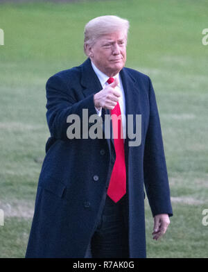 Washington, États-Unis d'Amérique. 07Th Nov, 2018. Le Président des Etats-Unis, Donald J. Trump vous des gestes qu'il sera de retour à la Maison Blanche à Washington, DC après un voyage à New York City où il a prononcé un discours au Projet 2018 Conférence nationale sur la sécurité des quartiers vendredi 7 décembre 2018. Credit : Ron Sachs/CNP (restriction : NO New York ou le New Jersey Journaux ou journaux dans un rayon de 75 km de la ville de New York) | Conditions de crédit dans le monde entier : dpa/Alamy Live News Banque D'Images