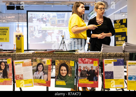 Varsovie, Pologne. 8 Décembre, 2018. 'Écrire pour l'homme" est le plus grand événement de l'homme, organisée par Amnesty International. Des millions de lettres seront envoyées à ceux, dont les droits de l'homme sont attaqués. Ces jeunes militants sont travaillant dans le principal lieu à Varsovie. Robert Pastryk / Alamy Live News Banque D'Images