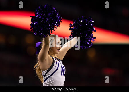 Indianapolis, IN, USA. 1er décembre 2018. Le Nord-ouest de l'un cheerleader se produit dans les Wildcats 2018 Dix grandes partie de championnat entre le nord-ouest de l'état de l'Ohio et des Wildcats sur Buckeyes 01 décembre 2018 au Lucas Oil Stadium à Indianapolis, IN. Adam Lacy/CSM/Alamy Live News Banque D'Images