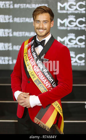 Linstow, Allemagne. Le 08 déc, 2018. Sasha Sasse, régnant Mister Centre de l'Allemagne, remporte le Van der Valk Resort finale pour l'élection de Mister France 2019. L'homme de Leipzig a 27 ans et travaille comme marchand de remise en forme. Il a prévalu dans un champ de 16 participants. Credit : Danny Gohlke/dpa/Alamy Live News Banque D'Images