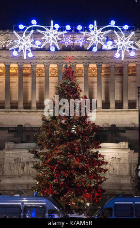 Rome, Italie. 8 décembre 2018. Les lumières d'arbre de Noël. Credit : LaPresse/Alamy Live News Banque D'Images