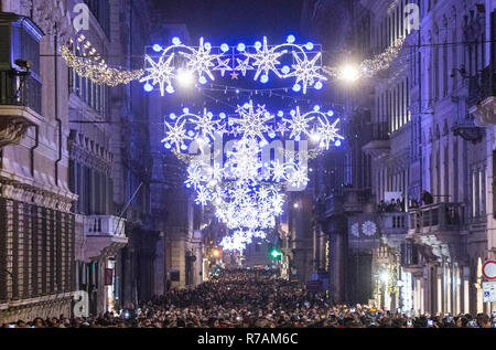 Rome, Italie. 8 décembre 2018. Les lumières d'arbre de Noël. Credit : LaPresse/Alamy Live News Banque D'Images