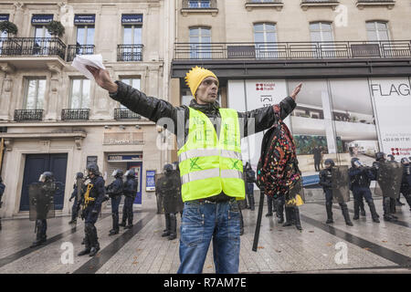 La France. Dec 8, 2018. ''Yellow vest'' manifestant entouré de policiers anti-émeute au cours de la manifestation contre la hausse des impôts dans l'Avenue des Champs-Élysées à Paris. Credit : Celestino Arce Lavin/ZUMA/Alamy Fil Live News Banque D'Images