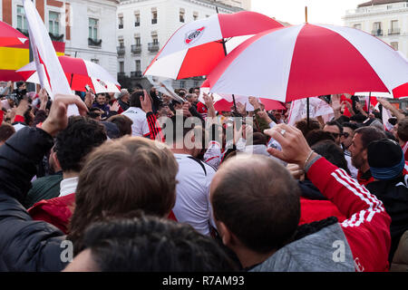 Madrid, Espagne, 8 déc, 2018. Des centaines de partisans de l'équipe de football argentin river plate rencontrez dans "La Puerta del Sol' le jour avant la célébration de la finale de la Copa Libertadores, qui cette année, pour la première fois dans l'histoire, est célébré à l'extérieur du continent américain en raison d'émeutes qui s'est passé en Argentine sur la journée que le match devait avoir lieu. Credit : Nando Rivero/Alamy Live News Banque D'Images