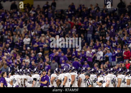 Indianapolis, IN, USA. 1er décembre 2018. Le nord-ouest de stand Wildcats pendant un délai dans la Big Ten 2018 Championnat de jeu entre le nord-ouest et les Wildcats Ohio State Buckeyes sur Décembre 01, 2018 au Lucas Oil Stadium à Indianapolis, IN. Adam Lacy/CSM/Alamy Live News Banque D'Images