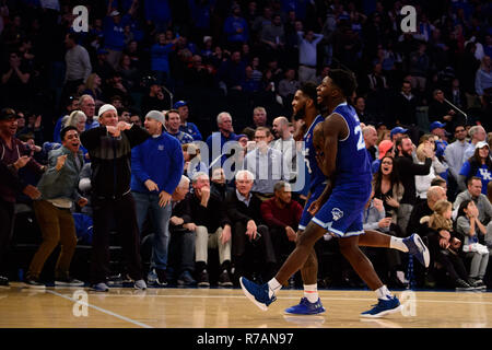 Les heures supplémentaires. Le 08 déc, 2018. La Seton Hall Pirates guard Myles Powell (13) célèbre avec la Seton Hall Pirates guard Myles cale (22) après avoir frappé un trois avec 1,5 secondes sur l'horloge au cours de la classique entre la CITI la Seton Hall Pirates et Kentucky Wildcats au Madison Square Garden, New York, New York. La défaite de Seton Hall Pirates La Kentucky Wildcats 84-83 en prolongation. Crédit obligatoire : Kostas Lymperopoulos/CSM/Alamy Live News Banque D'Images