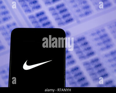 Kiev, Ukraine. 7 Décembre, 2018. Logo Nike vu affichée sur téléphone intelligent. Crédit : Igor Golovniov SOPA/Images/ZUMA/Alamy Fil Live News Banque D'Images