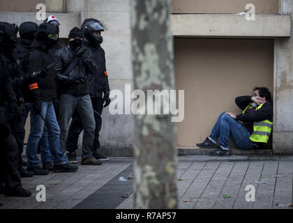 Paris, France. Dec 8, 2018. Vu un manifestant assis sur le plancher avant de plusieurs officiers de police proche de l'Arc de Triomphe au cours d'une 'Yellow Vest' manifestation à Paris.sans aucune affiliation politique, le '' 'Gilet jaune mouvement des rallyes dans diverses villes en France ce samedi contre les impôts et la hausse des prix du carburant. Credit : Sathiri Kelpa SOPA/Images/ZUMA/Alamy Fil Live News Banque D'Images