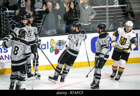 Los Angeles, Californie, USA. Dec 8, 2018. Los Angeles Kings joueurs célèbrent leur but contre Vegas Golden Knights lors d'un match de hockey 2018-2019 à Los Angeles, le 8 décembre 2018. Kings de Los Angeles a gagné 5-1. Ringo : crédit Chiu/ZUMA/Alamy Fil Live News Banque D'Images