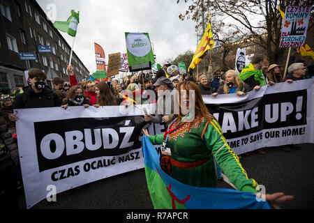 Katowice, Pologne. Dec 8, 2018. Vu une femme tenant un drapeau devant une bannière énorme pendant la manifestation.Des centaines de recueillir pour le climat mars pendant la manifestation des Nations Unies COP 24 à Katowice, Pologne. La marche a eu lieu à Katowice et était la protestation officielle au cours de cette semaine. Trois personnes ont été arrêtées pendant la manifestation et le reste du groupe sur le groupe en attente de réponses. Credit : Diogo Baptista SOPA/Images/ZUMA/Alamy Fil Live News Banque D'Images