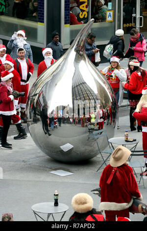 New York, USA. Dec 8, 2018. Santa Con, à l'échelle de la ville, le bar annuel ramper un début 10:00 am local-temps commence le 8 décembre 2018 au centre ville de Manhattan. Après une photo de groupe, dirigé de fêtards bars, pubs, clubs de strip, karaoké et des raves qui participent à la saison Yuletide bacchanal. Credit : Ronald G. Lopez/ZUMA/Alamy Fil Live News Banque D'Images