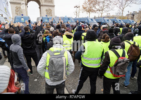 Paris, France. Dec 8, 2018. Le jaune d'investir les Champs-Élysées et l'affrontement avec la police anti-émeutes le 8 décembre 2018 à Paris, France. Credit : Bernard Menigault/Alamy Live News Banque D'Images