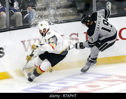 Los Angeles, Californie, USA. Dec 8, 2018. Vegas Golden Knights sur Deryk Engelland (5) et des Kings de Los Angeles l'avant Alex Iafallo (19) vie de la rondelle lors d'un match de hockey 2018-2019 à Los Angeles, le 8 décembre 2018. Kings de Los Angeles a gagné 5-1. Ringo : crédit Chiu/ZUMA/Alamy Fil Live News Banque D'Images