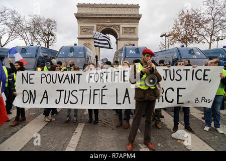 Paris, France. Dec 8, 2018. Le jaune d'investir les Champs-Élysées et l'affrontement avec la police anti-émeutes le 8 décembre 2018 à Paris, France. Credit : Bernard Menigault/Alamy Live News Banque D'Images