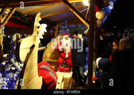 Pologne, Varsovie, 8 décembre 2018 : ville de Varsovie ouvre la saison de Noël avec l'éclairage public et la musique de Noël. Madeleine Ratz/Alamy Live News Banque D'Images