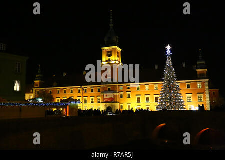 Pologne, Varsovie, 8 décembre 2018 : ville de Varsovie ouvre la saison de Noël avec l'éclairage public et la musique de Noël. Madeleine Ratz/Alamy Live News Banque D'Images