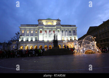 Pologne, Varsovie, 8 décembre 2018 : ville de Varsovie ouvre la saison de Noël avec l'éclairage public et la musique de Noël. Madeleine Ratz/Alamy Live News Banque D'Images