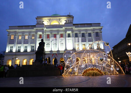 Pologne, Varsovie, 8 décembre 2018 : ville de Varsovie ouvre la saison de Noël avec l'éclairage public et la musique de Noël. Madeleine Ratz/Alamy Live News Banque D'Images