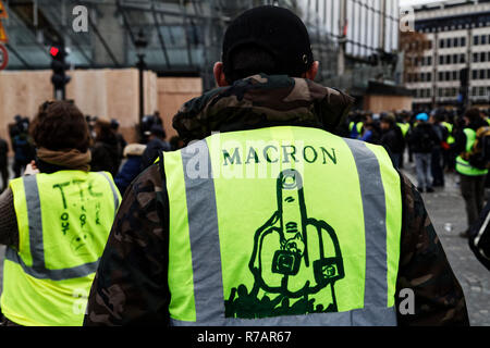 Paris, France. Dec 8, 2018. Le jaune d'investir les Champs-Élysées et l'affrontement avec la police anti-émeutes le 8 décembre 2018 à Paris, France. Credit : Bernard Menigault/Alamy Live News Banque D'Images