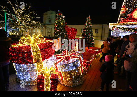 Pologne, Varsovie, 8 décembre 2018 : ville de Varsovie ouvre la saison de Noël avec l'éclairage public et la musique de Noël. Madeleine Ratz/Alamy Live News Banque D'Images