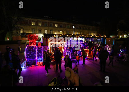 Pologne, Varsovie, 8 décembre 2018 : ville de Varsovie ouvre la saison de Noël avec l'éclairage public et la musique de Noël. Madeleine Ratz/Alamy Live News Banque D'Images