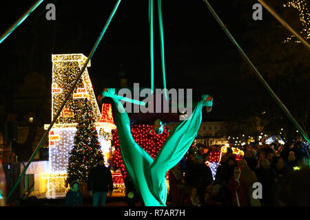 Pologne, Varsovie, 8 décembre 2018 : ville de Varsovie ouvre la saison de Noël avec l'éclairage public et la musique de Noël. Madeleine Ratz/Alamy Live News Banque D'Images