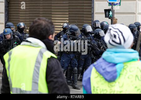 Paris, France. Dec 8, 2018. Le jaune d'investir les Champs-Élysées et l'affrontement avec la police anti-émeutes le 8 décembre 2018 à Paris, France. Credit : Bernard Menigault/Alamy Live News Banque D'Images