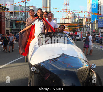 Quezon, Philippines. 8e Dec 2018. Gay Membres de Marikina City, la capitale de la chaussure des Philippines ont montré leur véhicule à moteur fait des chaussures pendant la marche de la fierté. Le Gouvernement et la ville de Quezon QC Fierté de nouveau l'hôte du Conseil de fierté LGBT de mars. Il a pour but de faire campagne pour la prévention du VIH SIDA ang et les droits de l'homme. Credit : SOPA/Alamy Images Limited Live News Banque D'Images