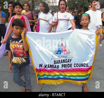 Quezon, Philippines. 8e Dec 2018. Enfants vus tenant une bannière pendant la marche de la fierté. Le Gouvernement et la ville de Quezon QC Fierté de nouveau l'hôte du Conseil de fierté LGBT de mars. Il a pour but de faire campagne pour la prévention du VIH SIDA ang et les droits de l'homme. Credit : SOPA/Alamy Images Limited Live News Banque D'Images