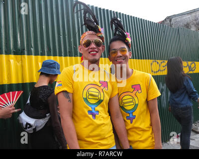 Quezon, Philippines. 8e Dec 2018. Amis gays en jaune T-shirts vu posant pour une photo pendant la marche de la fierté. Le Gouvernement et la ville de Quezon QC Fierté de nouveau l'hôte du Conseil de fierté LGBT de mars. Il a pour but de faire campagne pour la prévention du VIH SIDA ang et les droits de l'homme. Credit : SOPA/Alamy Images Limited Live News Banque D'Images