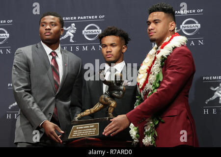 New York, USA. 8e Dec 2018. (L-R) Ohio State Buckeyes quarterback Dwayne Haskins, Oklahoma Sooners quarterback Kyler Murray et de l'Alabama Crimson Tide quarterback Tua Tagovailoa posent avec le trophée Heisman à l'hôtel Marriott Marquis de New York. Credit : AKPhoto/Alamy Live News Banque D'Images