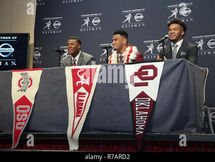 New York, USA. 8e Dec 2018. (L-R) Ohio State Buckeyes quarterback Dwayne Haskins, Alabama Crimson Tide quarterback Tua Tagovailoa et Oklahoma Sooners quarterback Kyler Murray lors d'une conférence de presse avant le trophée Heisman cérémonie à l'hôtel Marriott Marquis de New York. Credit : AKPhoto/Alamy Live News Banque D'Images