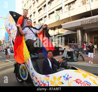 Quezon City, Philippines. 28 Février, 2012. Gay Membres de Marikina City, la capitale de la chaussure des Philippines ont montré leur véhicule à moteur fait des chaussures pendant la marche de la fierté.Le Gouvernement et la ville de Quezon QC fierté LGBT de nouveau l'hôte du Conseil de la marche de la fierté. Il a pour but de faire campagne pour la prévention du VIH SIDA ang et les droits de l'homme. Credit : Josefiel Rivera SOPA/Images/ZUMA/Alamy Fil Live News Banque D'Images