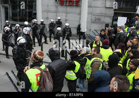 Bruxelles, Belgique. Dec 8, 2018. Les protestataires jaune recueillir près de l'Union européenne siège à Bruxelles, Belgique, 8 décembre 2018. Credit : Zheng Huansong/Xinhua/Alamy Live News Banque D'Images