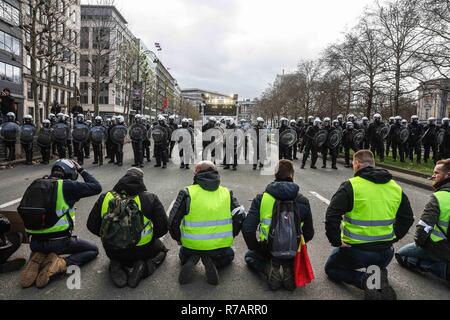 Bruxelles, Belgique. Dec 8, 2018. Les forces de police restent debout pendant la jaune manifestation à Bruxelles, capitale de la Belgique, le 8 décembre 2018. Credit : Zheng Huansong/Xinhua/Alamy Live News Banque D'Images