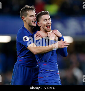 Londres, Royaume-Uni. Dec 8, 2018. Chelsea's Cesar Azpilicueta (L) et Jorginho célébrer la victoire après l'English Premier League match entre Chelsea et Manchester City à Stamford Bridge à Londres, Grande-Bretagne le 8 décembre 2018. Chelsea a gagné 2-0. Credit : Matthew Impey/Xinhua/Alamy Live News Banque D'Images