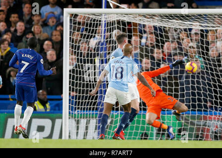 Londres, Royaume-Uni. Dec 8, 2018. La Chelsea N'Golo Kante (L) tire à la 1ère score objectif durant l'English Premier League match entre Chelsea et Manchester City à Stamford Bridge à Londres, Grande-Bretagne le 8 décembre 2018. Chelsea a gagné 2-0. Credit : Matthew Impey/Xinhua/Alamy Live News Banque D'Images