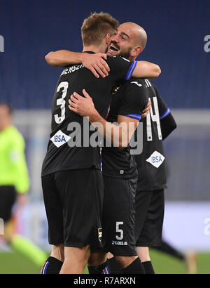 (181209) -- ROME, 9 décembre 2018 (Xinhua) -- la Sampdoria Riccardo Saponara (R) célèbre après avoir marqué au cours de la Serie un match de football entre le Latium et la Sampdoria à Rome, Italie, le 8 décembre 2018. Le match s'est terminé dans un 2-2 draw. Banque D'Images