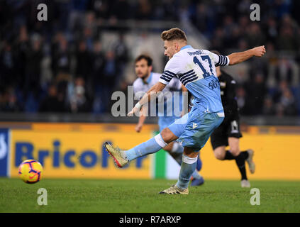 (181209) -- ROME, 9 décembre 2018 (Xinhua) -- la Lazio Ciro immobile marque son but durant la série un match de football entre le Latium et la Sampdoria à Rome, Italie, le 8 décembre 2018. Le match s'est terminé dans un 2-2 draw. Banque D'Images