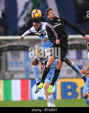 (181209) -- ROME, 9 décembre 2018 (Xinhua) -- la Sampdoria Ramirez Gaston (R) eddv pour le bal au cours de la Serie un match de football entre le Latium et la Sampdoria à Rome, Italie, le 8 décembre 2018. Le match s'est terminé dans un 2-2 draw. Banque D'Images