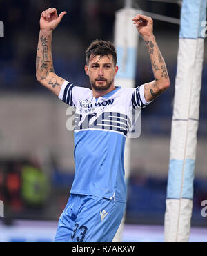 (181209) -- ROME, 9 décembre 2018 (Xinhua) -- le Latium Francesco Acerbi célèbre son but au cours de la Serie un match de football entre le Latium et la Sampdoria à Rome, Italie, le 8 décembre 2018. Le match s'est terminé dans un 2-2 draw. Banque D'Images