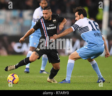 (181209) -- ROME, 9 décembre 2018 (Xinhua) -- la Sampdoria Gianluca Caprari (L) le dispute à la Lazio Marco Parolo durant la série un match de football entre le Latium et la Sampdoria à Rome, Italie, le 8 décembre 2018. Le match s'est terminé dans un 2-2 draw. Banque D'Images